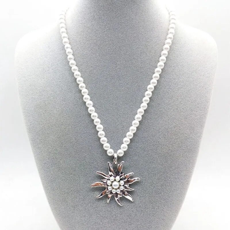 Flower Pearls Necklace