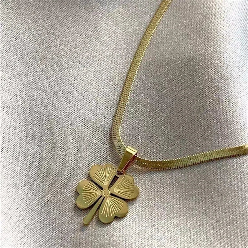 Chic Lucky Clover Necklace/Earrings/Bracelet